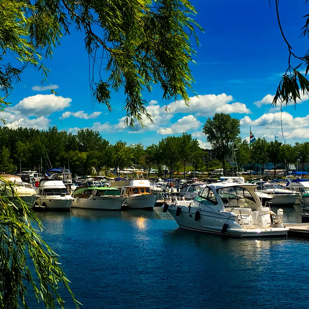 Vue sur la vie nautique à Longueuil